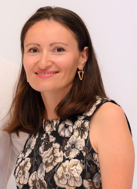 Ancienne directrice d'hôtel, Irina Bolocan est aujourd’hui manager de transition et enseignante, et elle prépare actuellement une thèse de doctorat sur l'engagement des l’engagement des collaborateurs dans le secteur de l’hôtellerie-restauration.