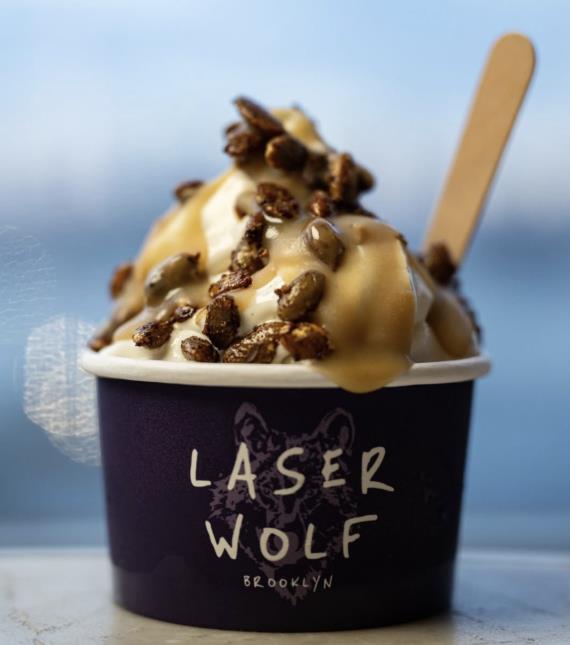 La Glace à l’Italienne au beurre noisette, tahini & graines de courges épicées chez Laser Wolf	