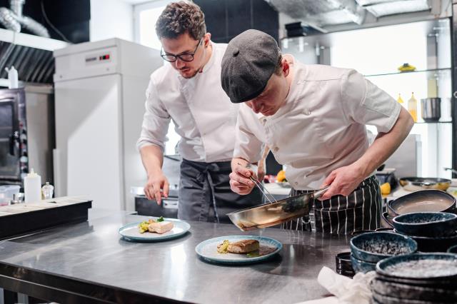 Le Second de cuisine est l’assistant direct du chef de cuisine, son bras droit et celui qui le remplace en son absence.