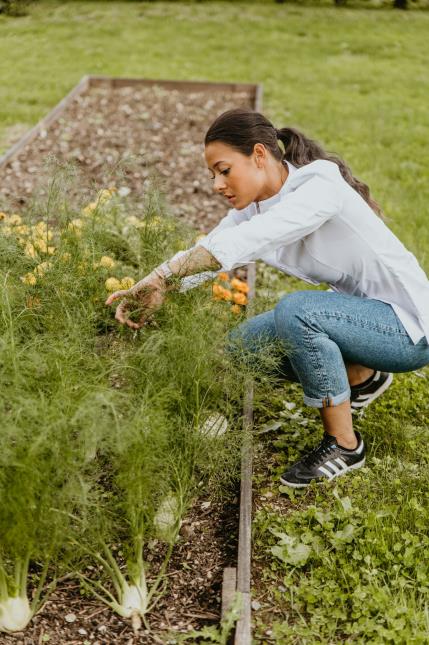 La cheffe Elodie Li dans le potager du Château Brachet, hôtel cinq étoiles à Grésy-sur-Aix, dont elle a repris les rênes des cuisines.