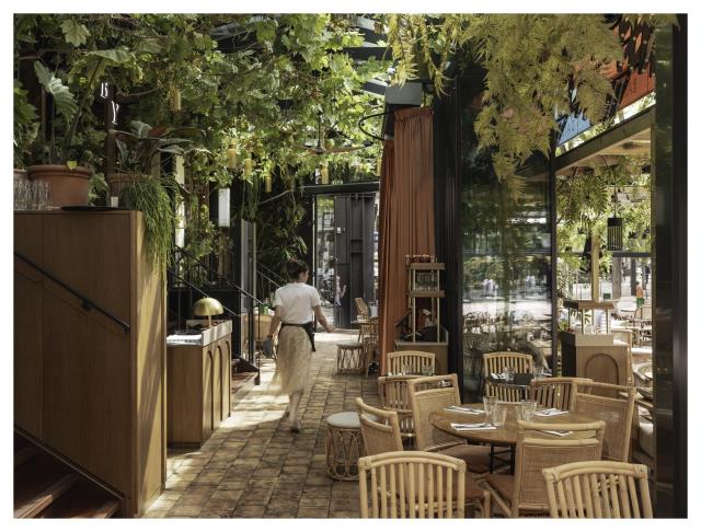 L’architecte d’intérieur Michael Malapert a pensé une toiture de verdure en amorce de la terrasse du restaurant Delaville, à Paris.