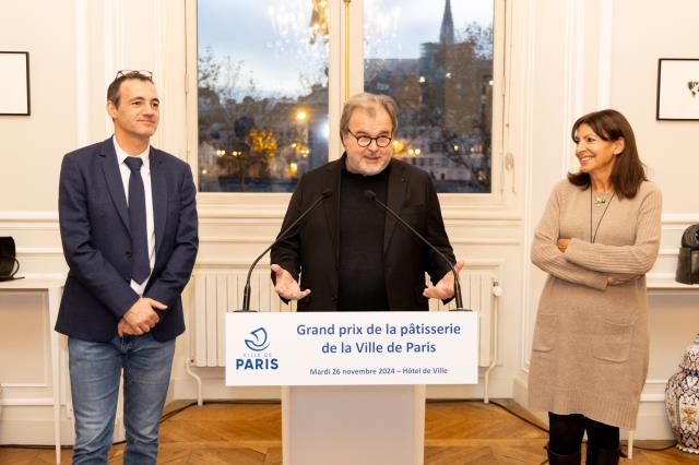 Nicolas Bonnet-Oulaldj, adjoint à la Maire de Paris chargé du commerce, de l’artisanat, des professions libérales, des métiers d’art et de la mode, Pierre Hermé et Anne Hidalgo, Maire de Paris.