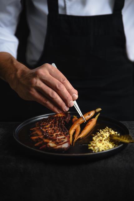 Les Mini carottes fanes grillées de Sud & Sol peuvent être utilisées en dressage à l'assiette. 