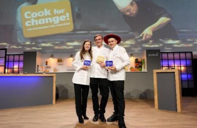 Les trois gagnants de la 3e édition du Sustainable Chef Challenge : Sandrine Leriche, Adam Collison et Michal Fabiszewski.