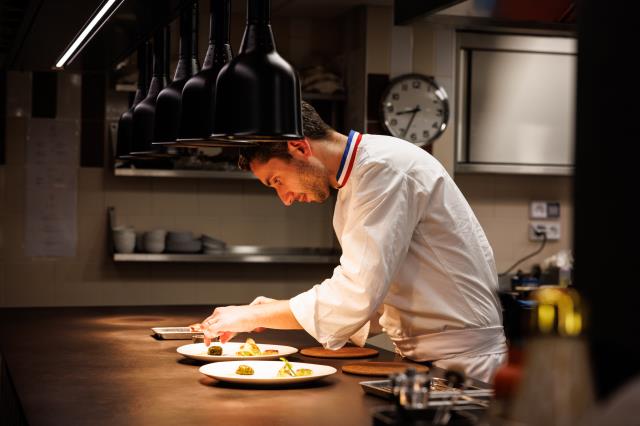 Le chef et MOF Yann Maget, dans les cuisines de l'Inattendu, au Domaine Locguénolé.