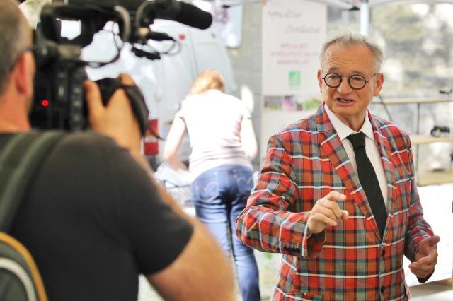 Jean-Luc Petitrenaud en tournage à Uzès (Gard) pour "Les escapades gourmandes de Petitrenaud" le 9 septembre 2015.