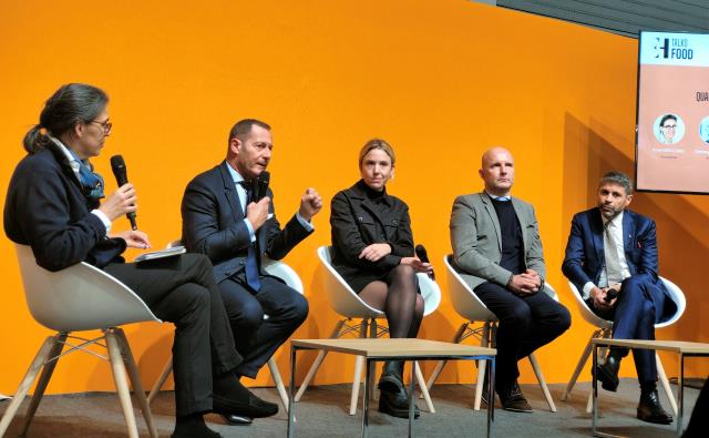 De gauche à droite : Anne Eveillard (modératrice), Bruno De Monte (DG de Médéric), Manon Fleury (cheffe du restaurant Datil) Christophe Joublin (président de l’Aflyht), Ismaël Menault (DG de l’EPMT).