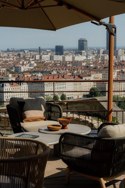 Vue sur Lyon depuis Rousse, la terrasse perchée du Fort Saint Laurent.