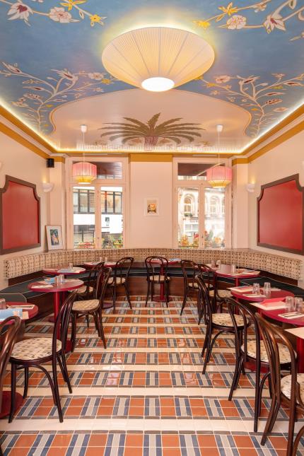 La brasserie Kuna Bada a adopté une décoration ultracolorée, “sans tomber dans le cliché de Bollywood”, selon sa cofondatrice Candice Franc.