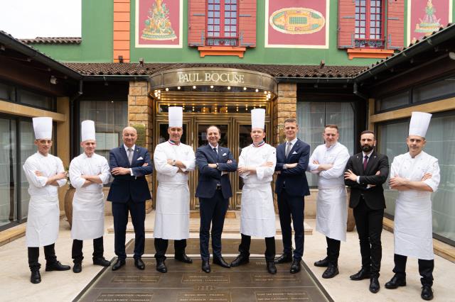 Vincent Le Roux, directeur général du restaurant, entouré des Chefs Olivier Couvin (à gauche) et de Gilles Reinhardt (à droite) et de ses équipes.