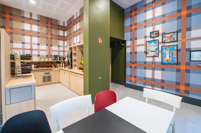 La salle des petits déjeuners de l'easyHotel Marseille Euromed.