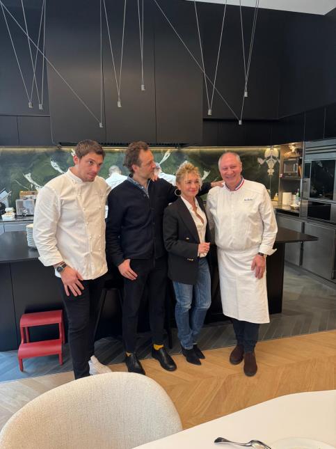 La brigade cachée de la 16e édition de Top Chef (de g. à d.) : Fabien Ferré, François-Régis Gaudry, Florence Duhayot et Eric Frechon.