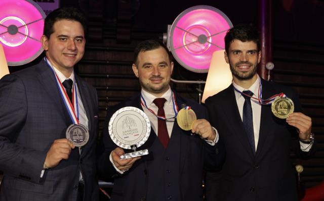 Clément Sommier, médaille d'argent) et Quentin Vauléon (bronze) entourent Bastien Debono le nouveau Meilleur sommelier de France.