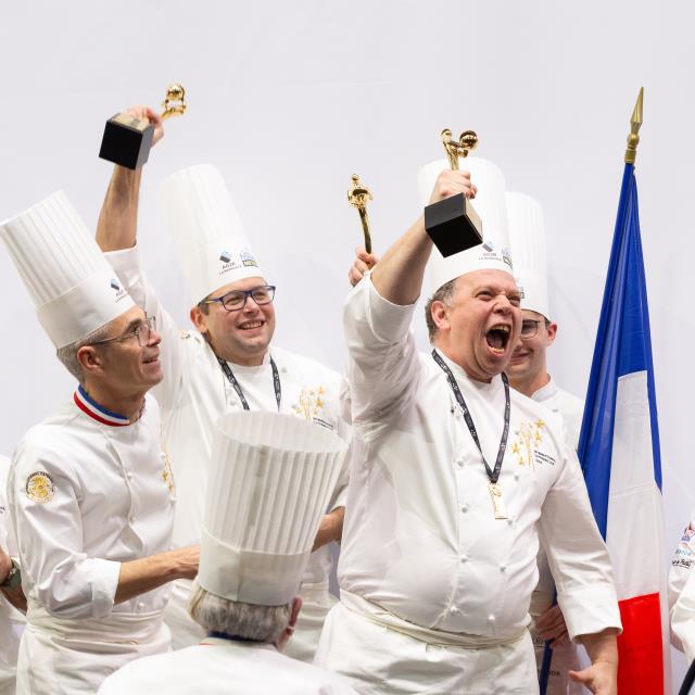 L’équipe de France, composée de Julien Guénée et Louis Tocheport et coachée par le MOF Jérôme Le Minier, est sacrée championne du monde 2025 de l’International Catering Cup.