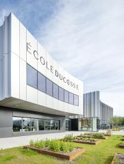 Les étudiants de l'École Ducasse, à Meudon, participent à l’entretien du jardin, dans lequel poussent herbes aromatiques, framboises, cassis, fleurs comestibles, tomates anciennes… 