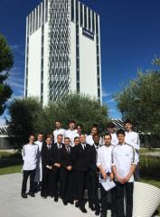 Les étudiants de BTS devant l’hôtel du Campus Airbus