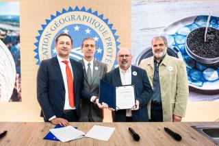 Remise du certificat officiel d'enregistrement de l'IGP Caviar d'Aquitaine par le Commissaire...