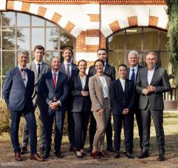 Les six finalistes avec Denis Férault, André Terrail, parrain du Trophée 2025, Denis Courtiade et...