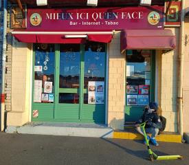 Le Mieux Ici qu'en Face à Dieppe est un bar dont l'enseigne ne laisse personne indifférent.