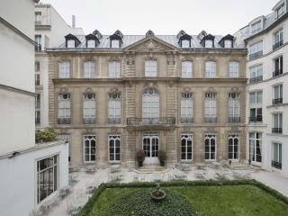 L'ancien hôtel Saint-James & Albany à Paris est situé à deux pas du musée du Louvre.