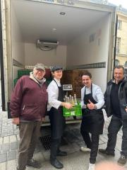 Distribution de la soupe solidaire cuisinée dans les restaurants de Charles Coulombeau.