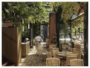 L’architecte d’intérieur Michael Malapert a pensé une toiture de verdure en amorce de la terrasse...