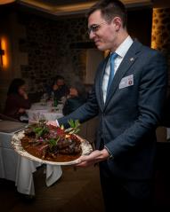 Louis Morin qui présente le fameux lièvre à la Royale cuit entier sur son os.