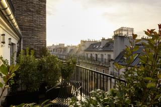 Terrasse d'une chambre deluxe à l'Hôtel Filigrane, à Paris.