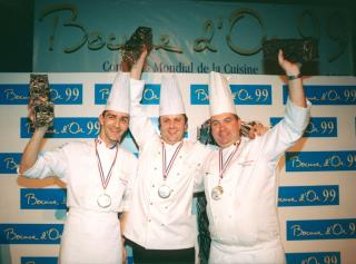 Bocuse d’Or 1999, de gauche à droite : Yannick Alléno (Argent), Terje Ness (Or), Ferdy Debecker (Bronze).