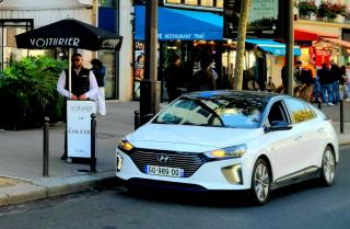 Le service de voiturier devant la grande brasserie de la Coupole (Paris XIVe)