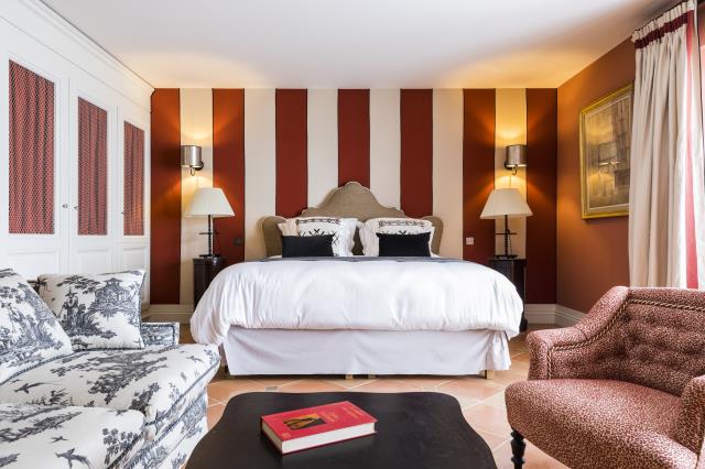 Dans le bâtiment principal les 'Clefs' du château Troplong Mondot, quatre chambres ont été rénovées dans un esprit campagne chic.