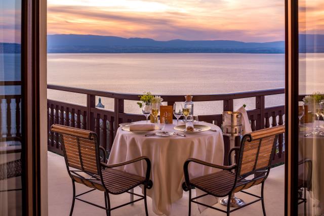 Mise en place pour un 'Dîner Royal 110' dans l'une des plus belles suites de l'Hôtel Royal à Evian