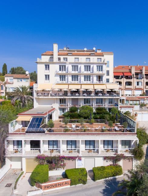 L'hôtel-restaurant Le Provençal à Giens propose des chambres à ses salariés dans un immeuble face à l'établissement.