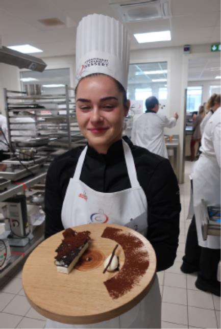 Léa Missud avec son dessert 'L'Or Noir du Ventoux entre Deux Chocolats'