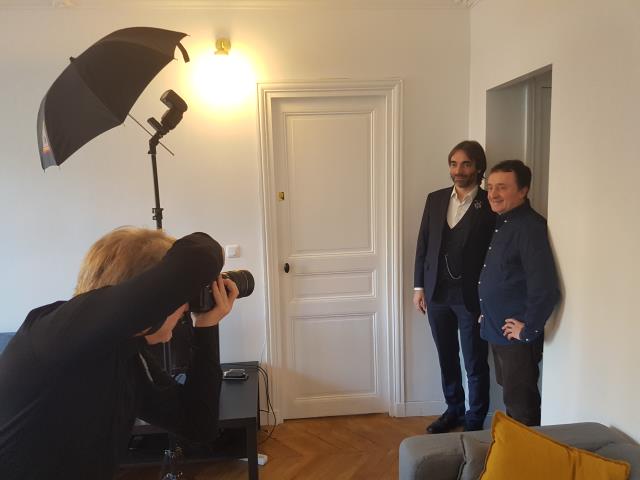 Patrick Rebourg en séance photo avec Cédric Villani