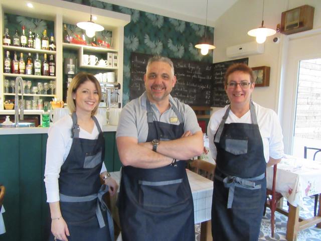 Frédéric Côte aux côtés de la chef de cuisine Valérie Dominique (à droite) et Caroline Dumoulin, responsable de salle.