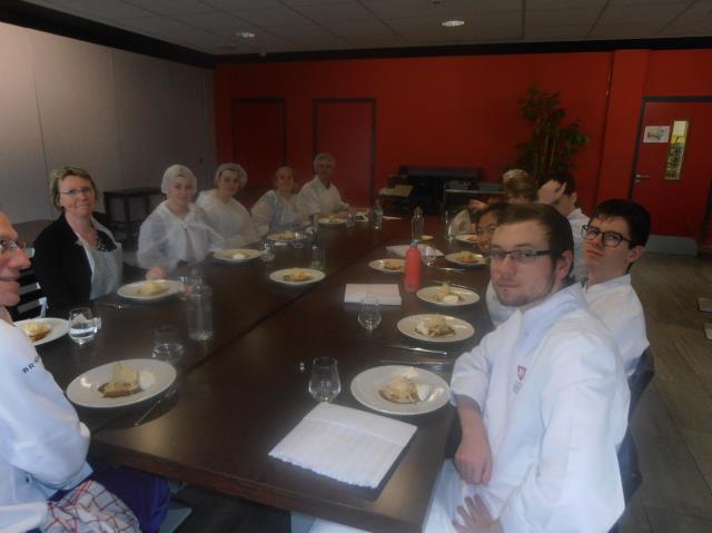 Après l'élaboration du plat, du dessert, dressage de la table enfin le repas