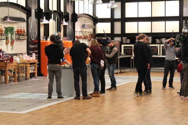 Cameramen et preneurs de son en action sur le tournage de Top Chef-2020.