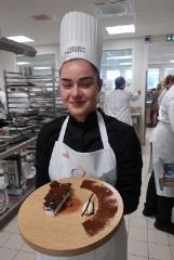 Léa Missud avec son dessert 'L'Or Noir du Ventoux entre Deux Chocolats'