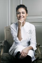 « Meilleure pâtissière du monde » en 2019, Jessica Préalpato évite le sucre dans les desserts qu'elle crée au restaurant Alain Ducasse au Plaza Athénée, à Paris (8e).