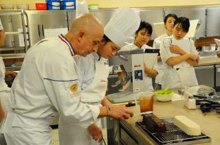 Jean-Jacques Borne avec ses élèves asiatiques