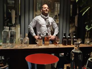 Un soir de grèves, Anthony Martins a assuré 4 sessions d'une master class dédiée au rhum, dans une...