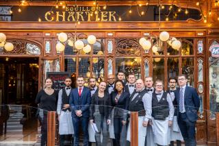 Blanc, noir et port du tablier obligatoire pour les serveurs du Bouillon Chartier-Montparnasse, à...