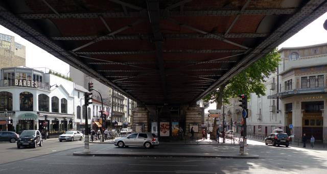 La Brasserie Barbès à gauche du métro et le cinéma le Louxor à droite font revivre le quartier compliqué de Barbès