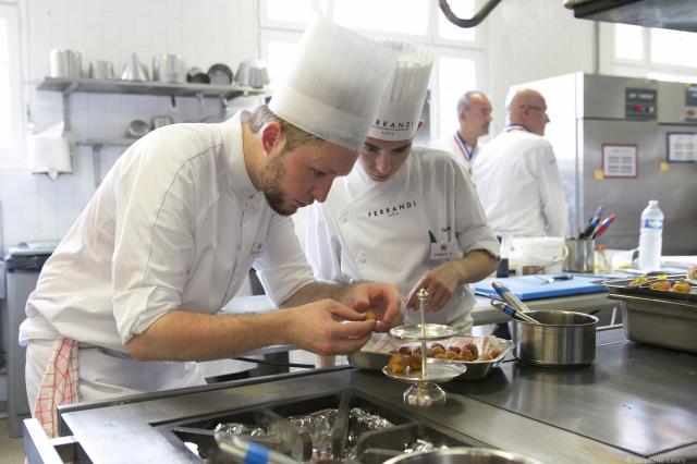 Gildas Perin concentré en cuisine.