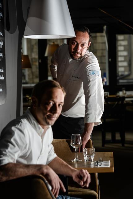 Jean-Charles (assis) et Ludovic Allard ont gagné leur pari en faisant monter en gamme leur bistrot La Source