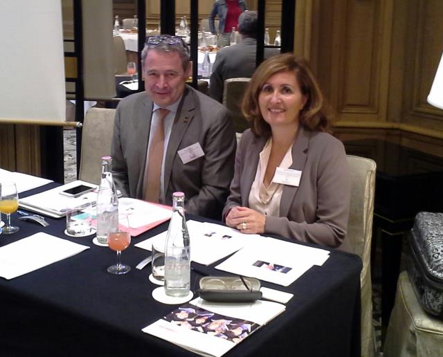 Benoît Samson, responsable marketing du SEG, et Sophie Senjaric, DRH du Four Seasons Hôtel des Bergues, à Genève. Ils illustrent le récent partenariat entre le SEG et le groupe Four Seasons, quant à la création d'un Bachelor spécialisé en ressources humai