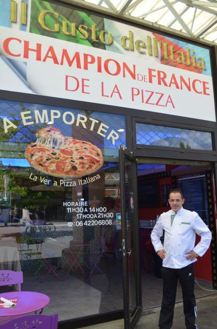 Nicolas Ribera affiche son titre de champion de France sur la devanture de sa pizzéria Il Gusto dell'Italia