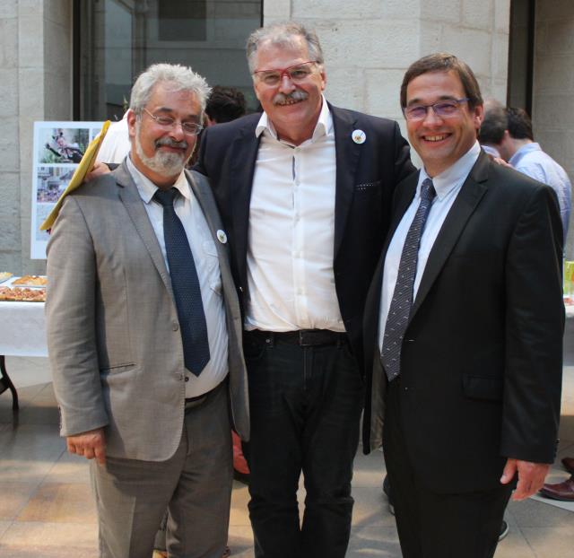 Jean-Jacques Pinet, chargé de mission Commissariat Général de la Fête de la Gastronomie, Jean-Paul Jeunet et Jean-Marie Sermier, député-maire de Dole, le 1er juillet, lors de la présentation de l'événement.