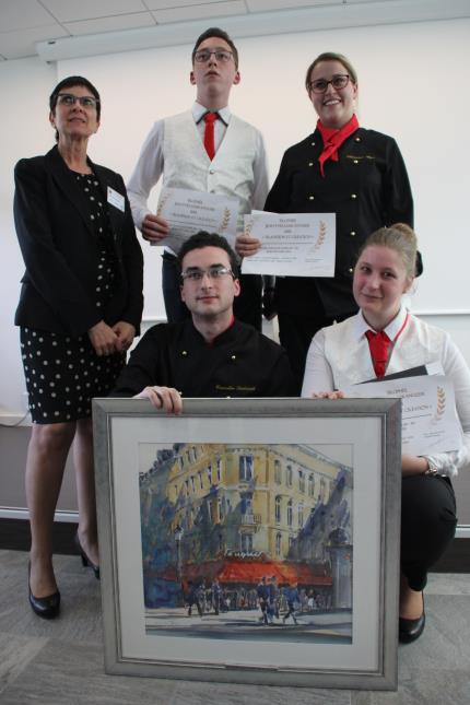 L'équipe gagnante avec la proviseur de leur lycée. De gauche à droite : Viviane Jamelin, Pierre Ricoeur, Clémence Uger, Corentin Dubreuil et Amandine Fabre.